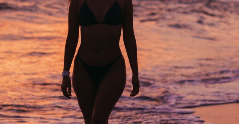 Mindful Walking - Silueta de Mujer en El Atardecer